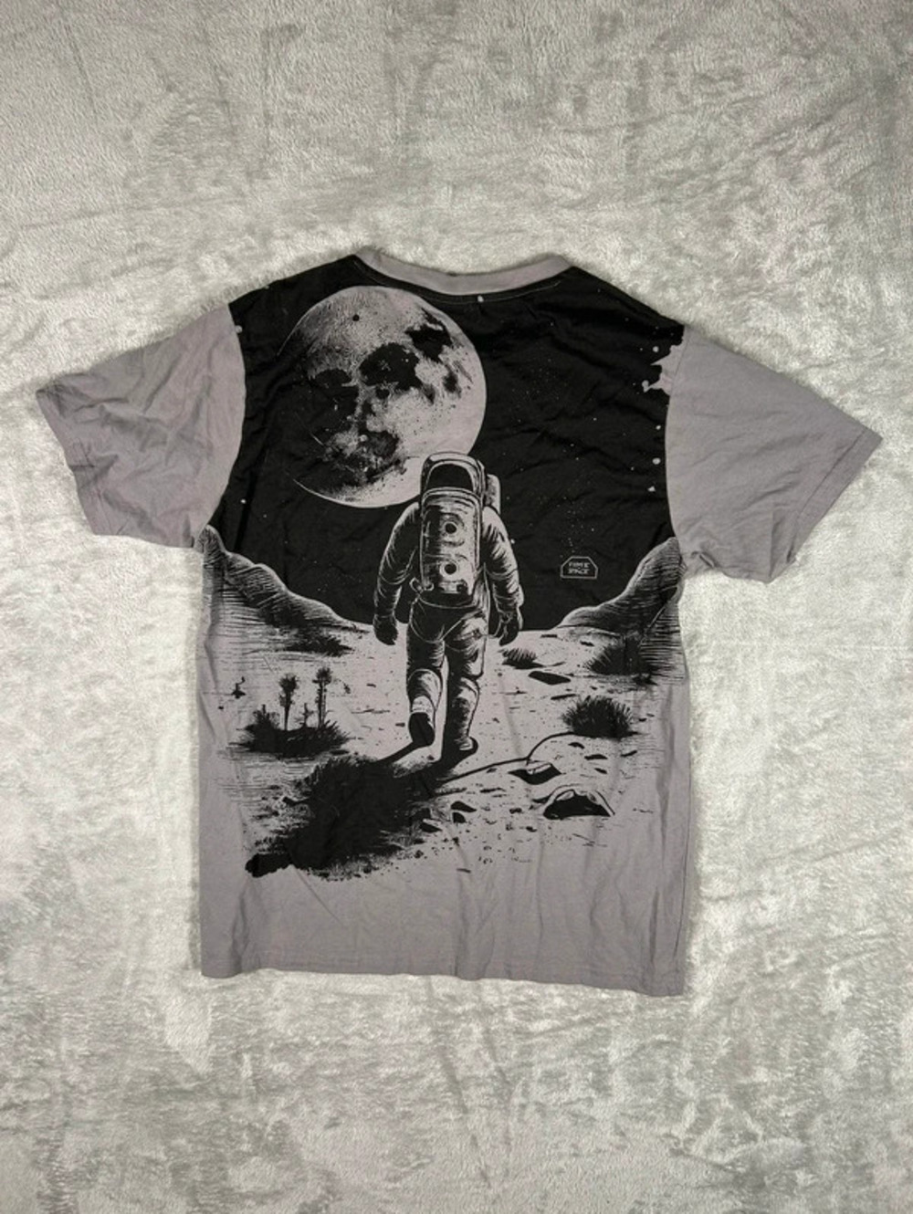 time space astronaut moon graphic tee size L